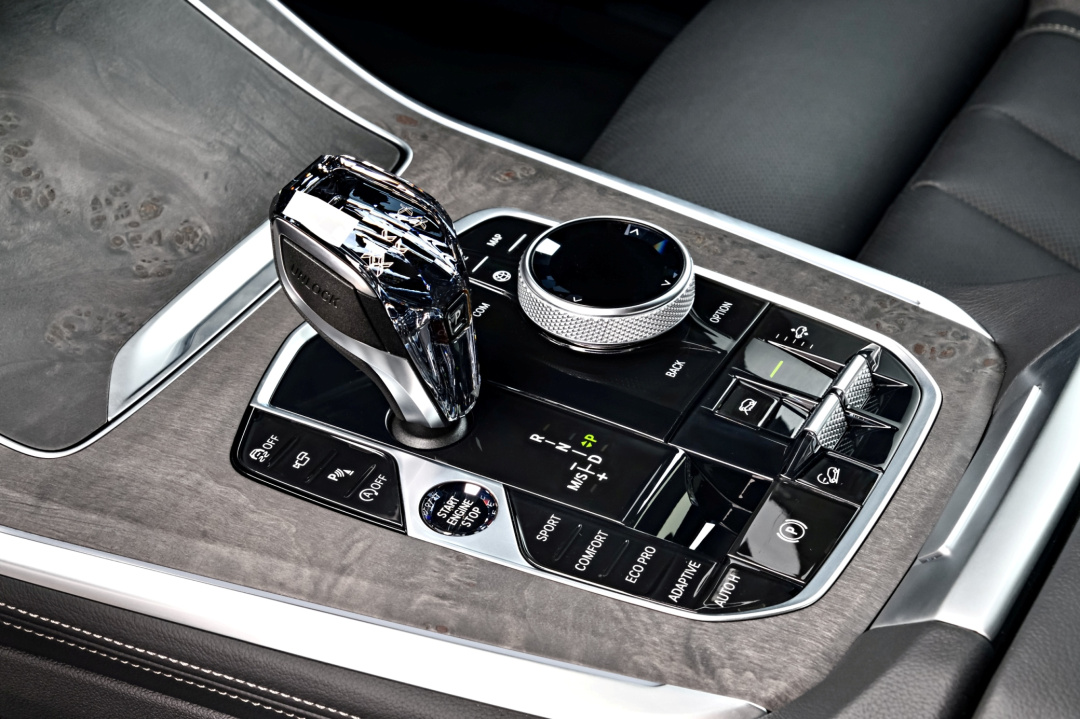 SMALL_[新聞照片九] 全新世代BMW X5搭載頂級水晶中控套件